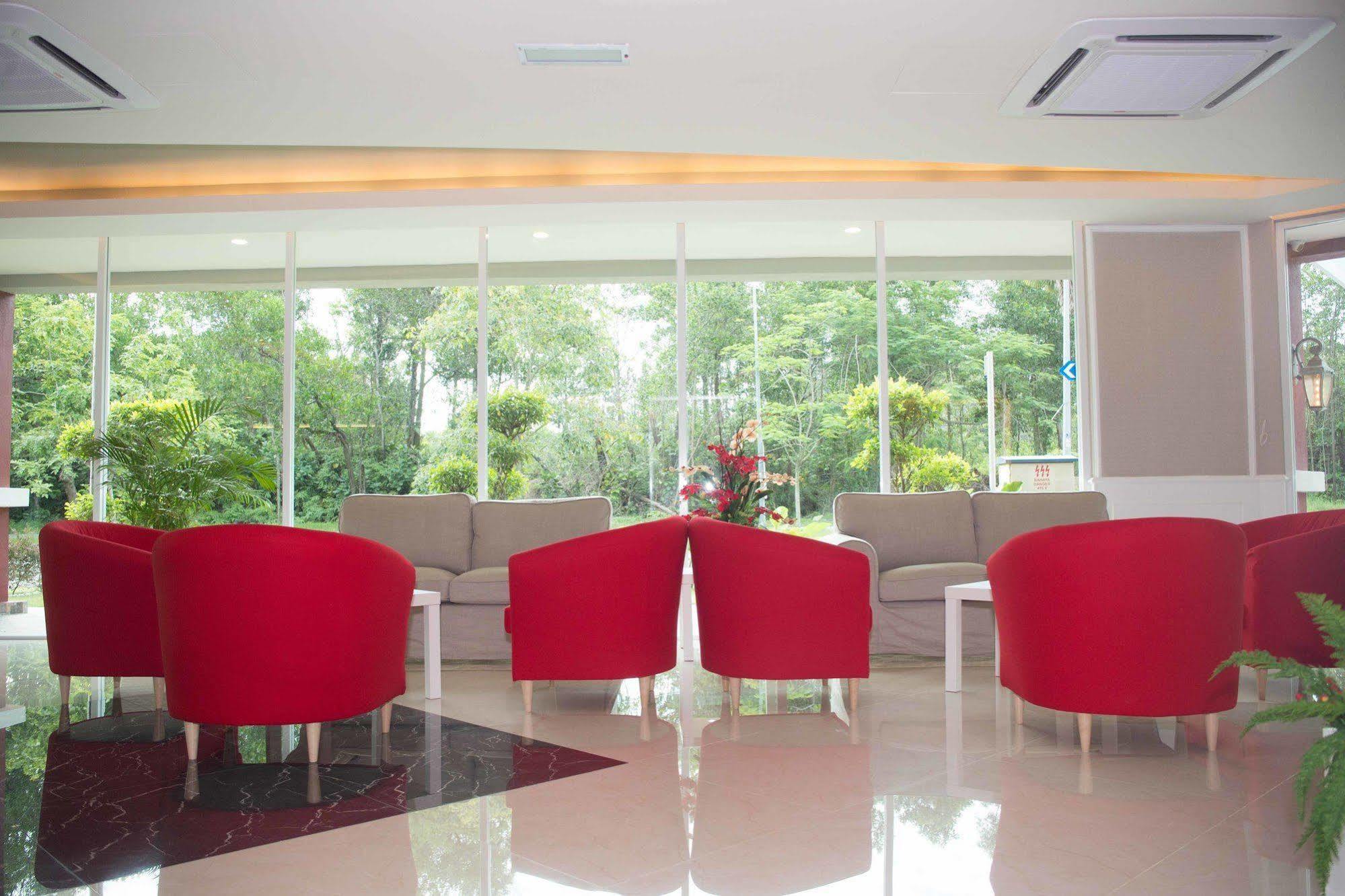Qlassic Hotel Sepang Exterior foto